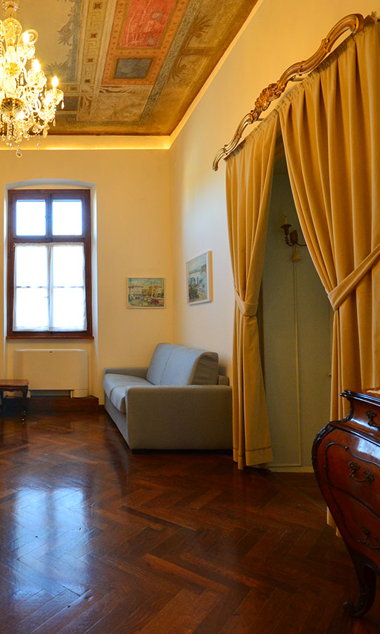 Living room with curtain on the door: Book your room at 'Al Castello di Aiello Holiday Home'